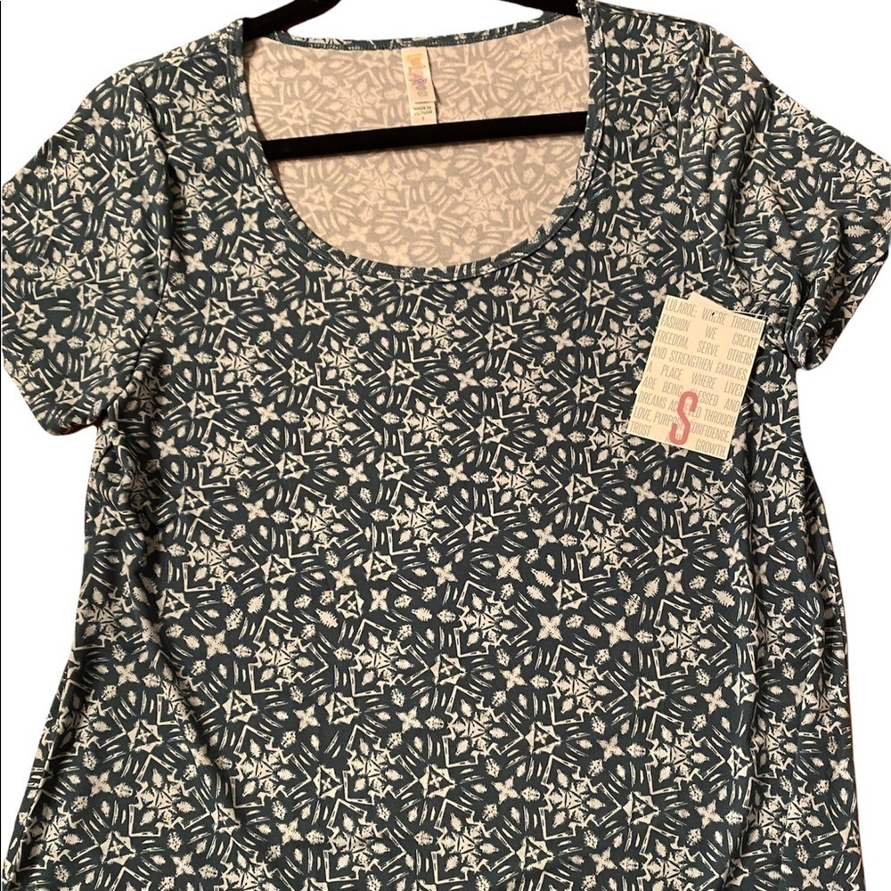 NWT LULAROE CLASSIC T.